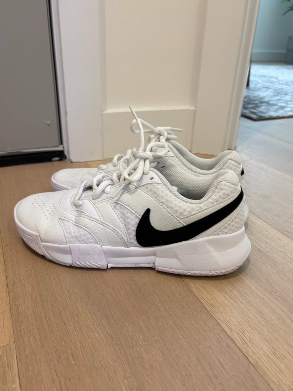 NikeCourt Lite 4 Women's Size 7 Tennis Shoes Great Condition - Picture 3 of 10
